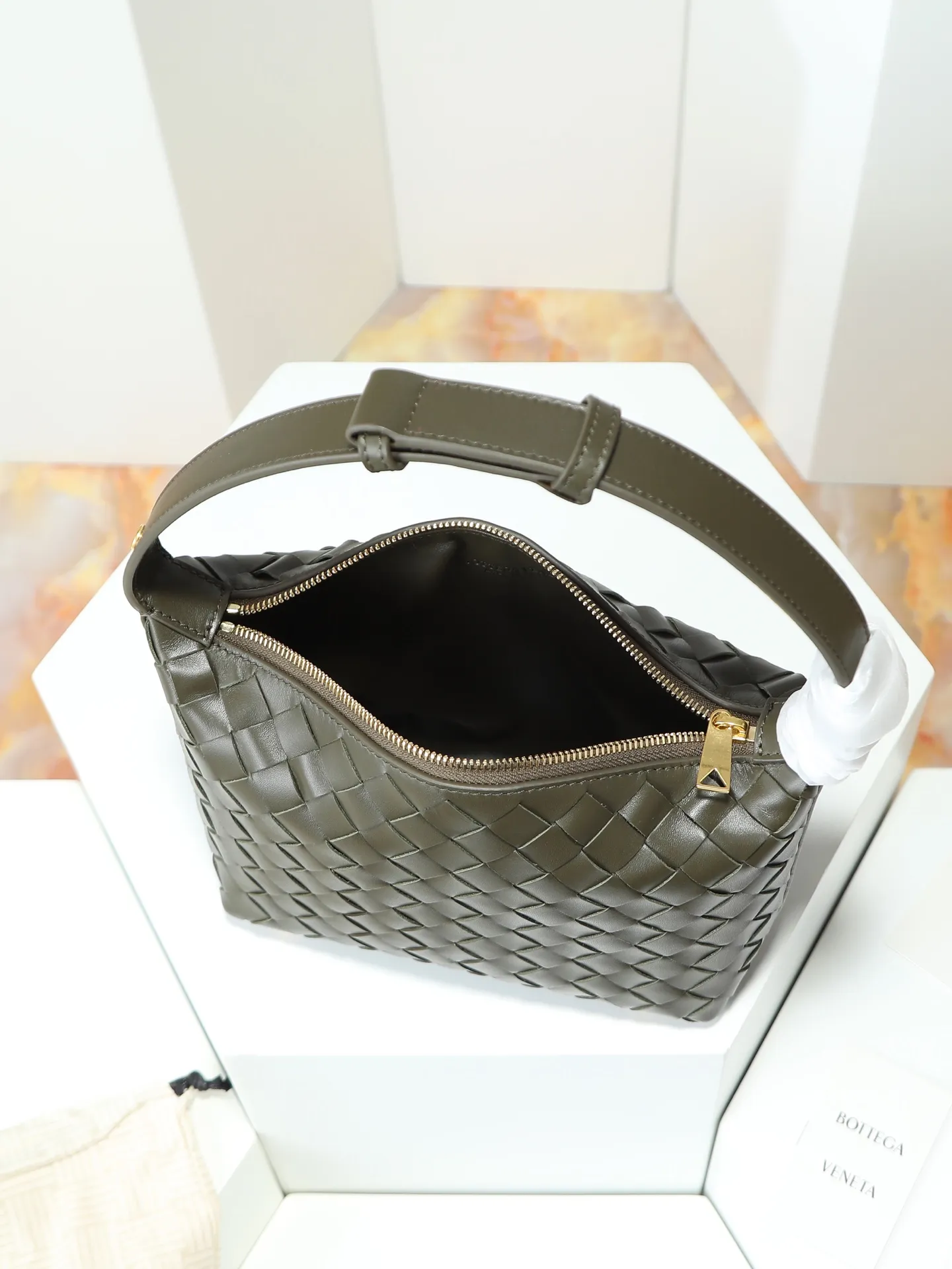 Batch 1620. A lunch bag that is predicted to be popular again this year. The entire bag is made of top-grade naa lambskin. It is very soft and lightweight. It also uses the intrecciato weaving process that the two founders spent several months developing from the beginning of the brand. It is completely hand-woven by Italian craftsmen. It perfectly reflects the craftsmanship of Bottega. The entire bag shape is also a very practical and popular lunch box bag shape. The slightly curved arc of the bag mouth can also better fit our wrists. Style number: 754443 Size: 22*13*9